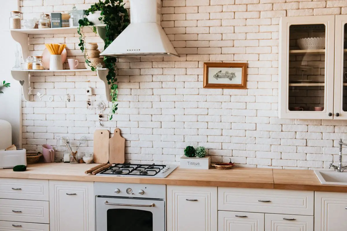 Image of a kitchen with a range hood. Source:dmitry zvolskiy, pexels