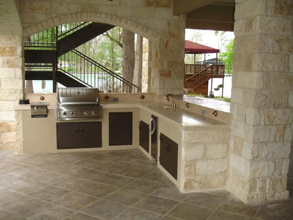 Image of an outdoor kitchen with a stove, sink and drawers. Source: pixabay