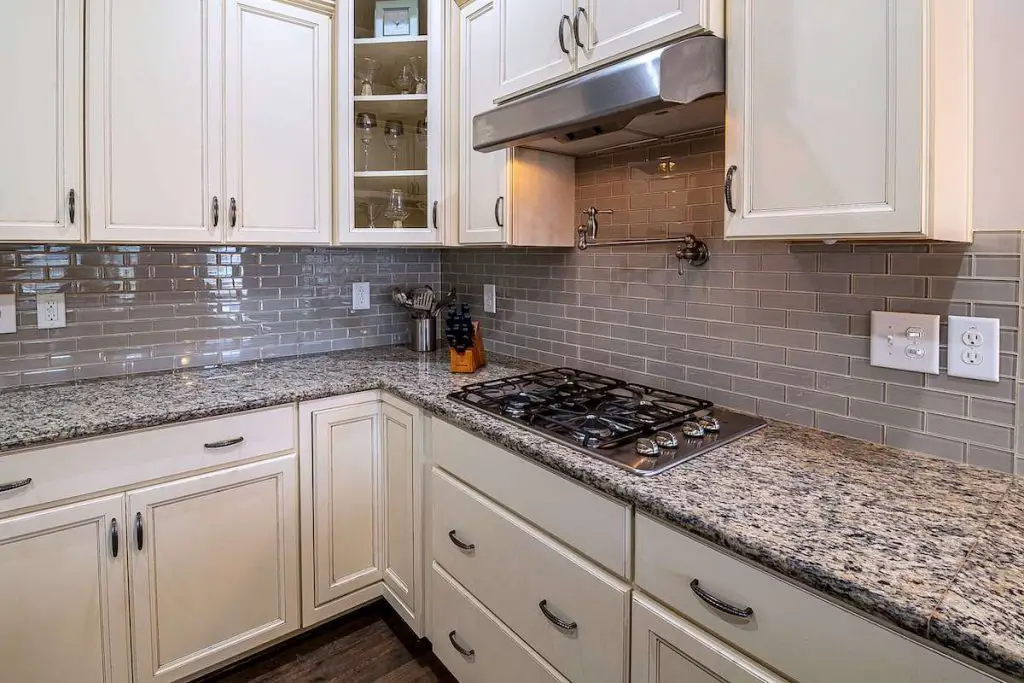 Image of kitchen with subway tile range hood backsplash. Source: Pexels