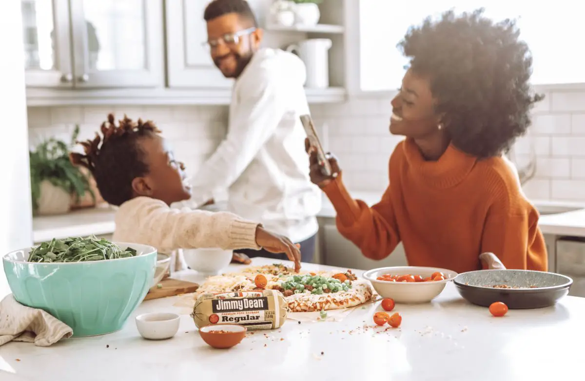 Image of a family in kitchen making a pizza jimmy dean unsplash